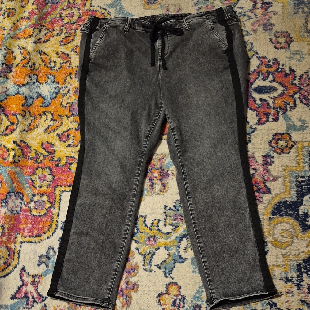 🎈Torrid Black Denim Jogger Style Jeans with Black Tuxedo Striping